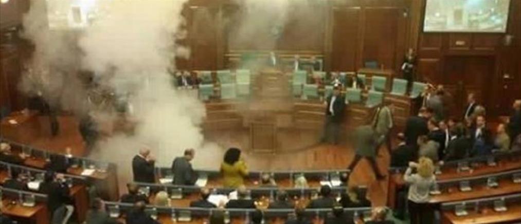 Καπνογόνο μέσα στη Βουλή του Κοσόβου πέταξε βουλευτής! (βίντεο & φώτο)