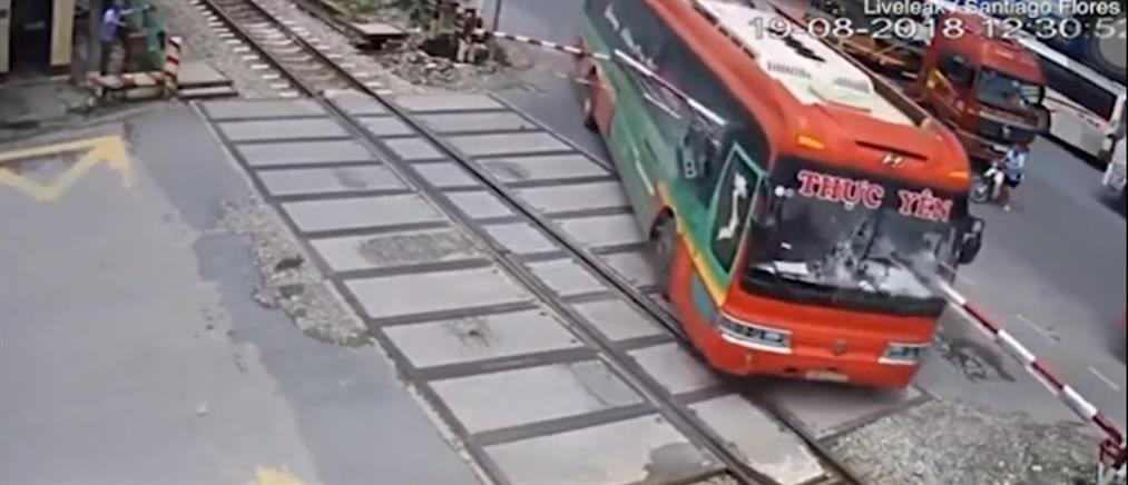 Λεωφορείο “καρφώθηκε” σε μπάρες σιδηροδρομικής διάβασης (βίντεο)