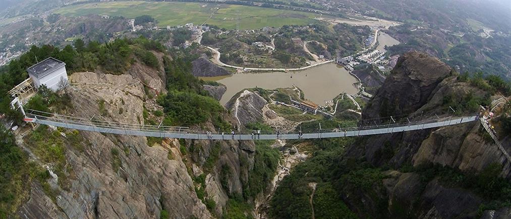Κρεμαστή γυάλινη γέφυρα πάνω από χαράδρα… 180 μέτρων!
