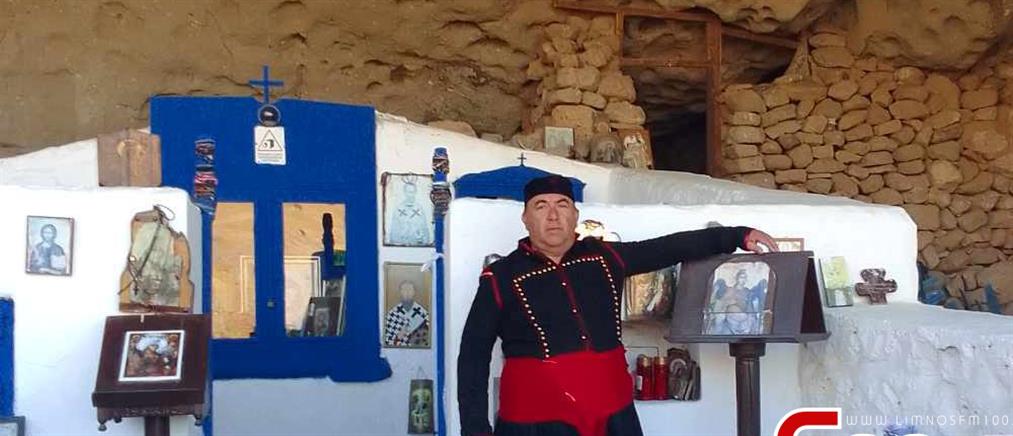 Λήμνος: Έκανε διακοπές φορώντας διαρκώς την Μακεδονική φορεσιά (εικόνες)