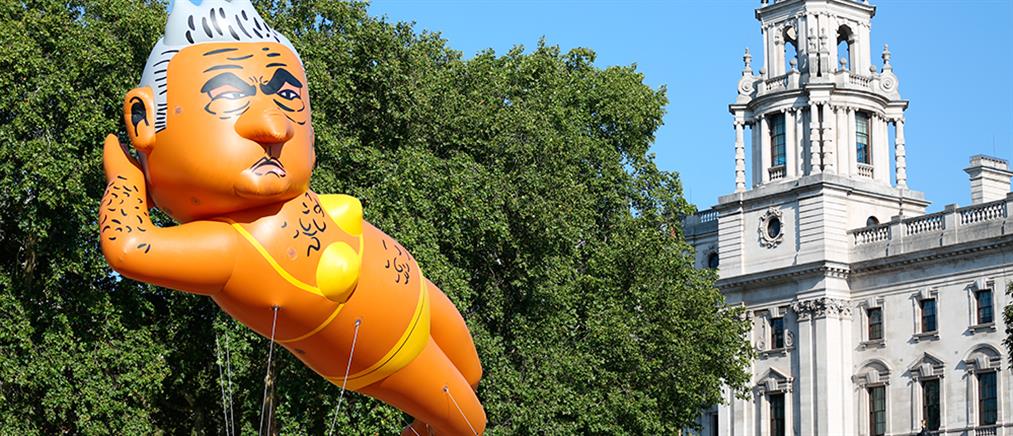 Τεράστιο μπαλόνι δείχνει τον Δήμαρχο του Λονδίνου με... κίτρινο μπικίνι (βίντεο)