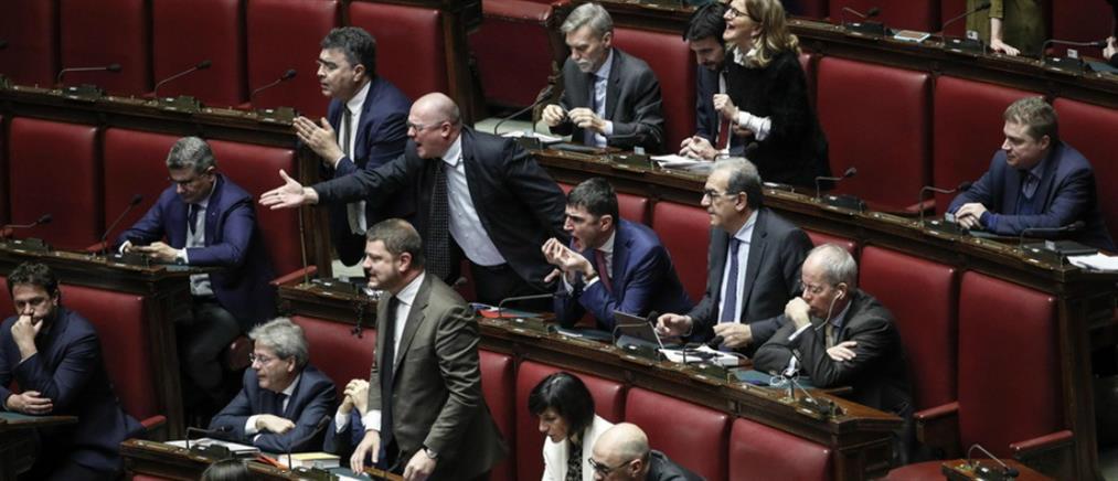 Ένταση στο ιταλικό κοινοβούλιο για τον προϋπολογισμό (βίντεο)