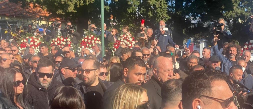 Κηδεία Βασίλη Καρρά: “Λύγισε” όλη η Ελλάδα στο στερνό αντίο (βίντεο)