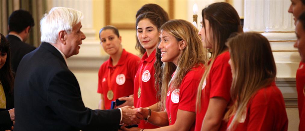 Στο Προεδρικό Μέγαρο οι «χρυσές» πολίστριες του Ολυμπιακού