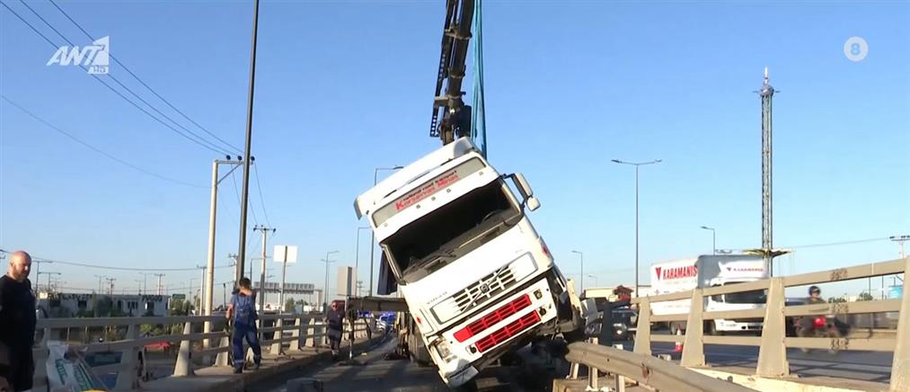 Κηφισός: Τροχαίο με ανατροπή φορτηγού