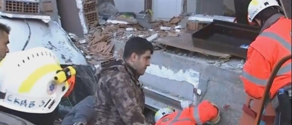 Σεισμός στην Τουρκία - ΕΜΑΚ: Διάσωση κοριτσιού και ενός άνδρα από τα συντρίμμια (εικόνες)