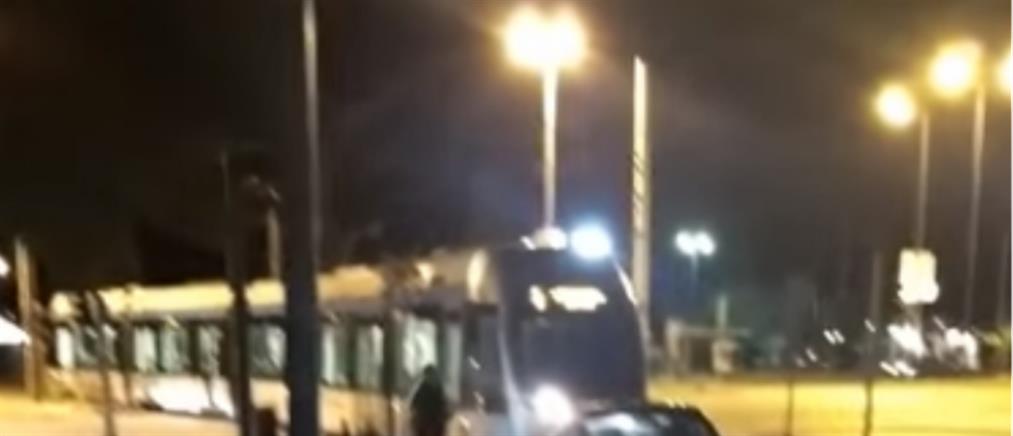 “Πάρκαρε” το αυτοκίνητο στις ράγες του τραμ και… πετάχτηκε στο ΑΤΜ (βίντεο)