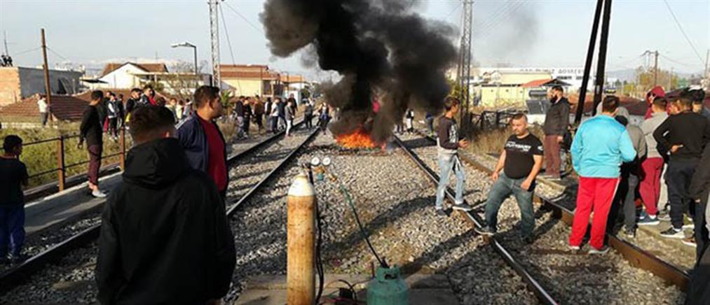 Φωτιές και κατάληψη στις γραμμές του τρένου στην Λάρισα (βίντεο)