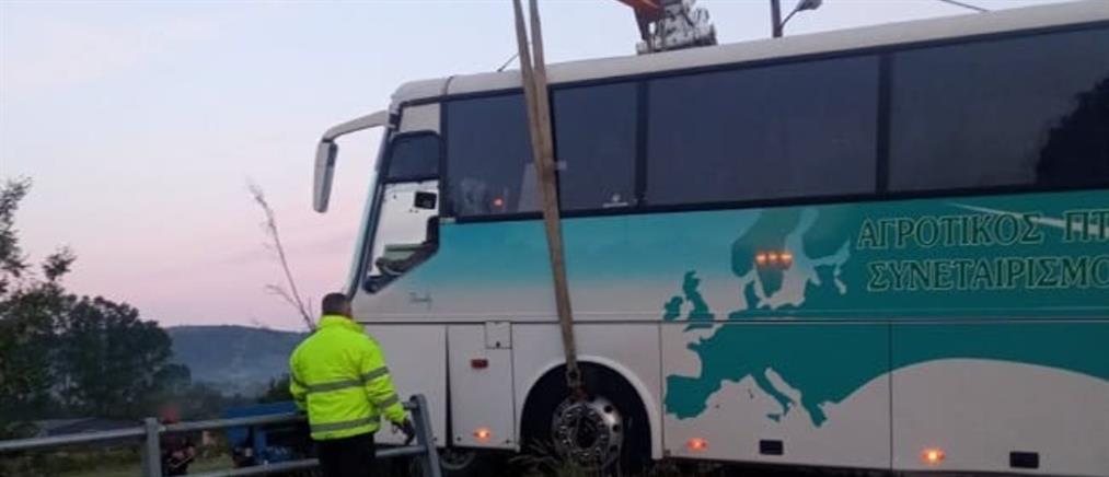 Ιωάννινα: Ατύχημα με λεωφορείο - Λιποθύμησε στο τιμόνι ο οδηγός (εικόνες)