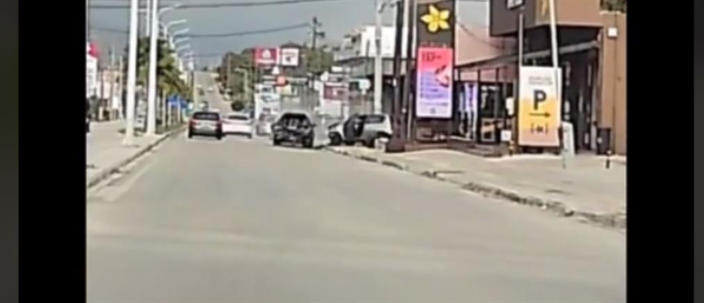 Πάτρα - Τροχαίο: Η “τρελή πορεία” οχήματος που “πέφτει” πάνω σε αμάξι και ρίχνει κολώνα (βίντεο)