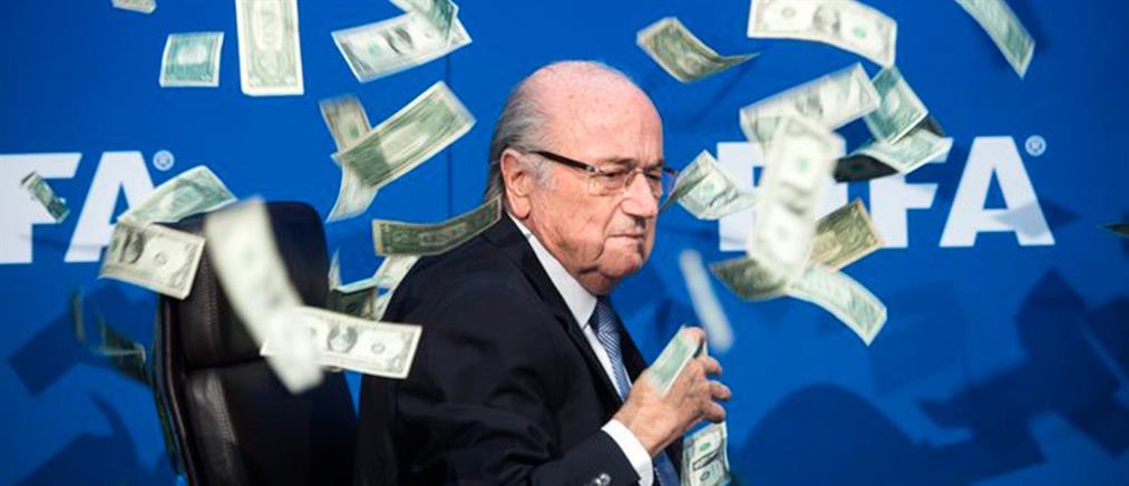 Πέταξε τα λεφτά στα μούτρα του προέδρου της FIFA (Βίντεο)