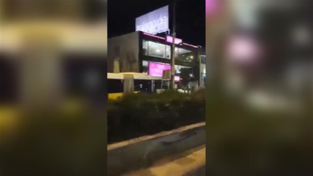 Παλλήνη: Λεωφορείο καρφώθηκε σε κατάστημα