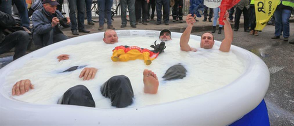 Βουτιά διαμαρτυρίας σε πισίνα γεμάτη με γάλα