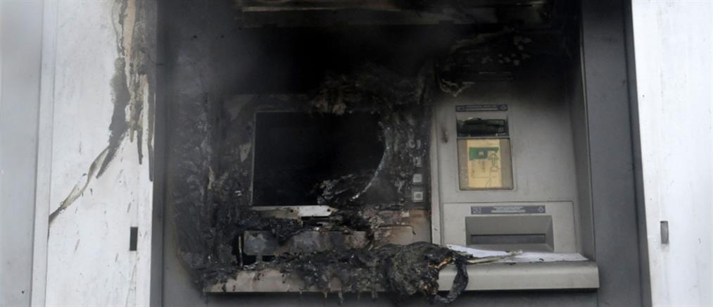 Θεσσαλονίκη: Έβαλαν φωτιά σε ΑΤΜ και άρπαξαν τα χρήματα