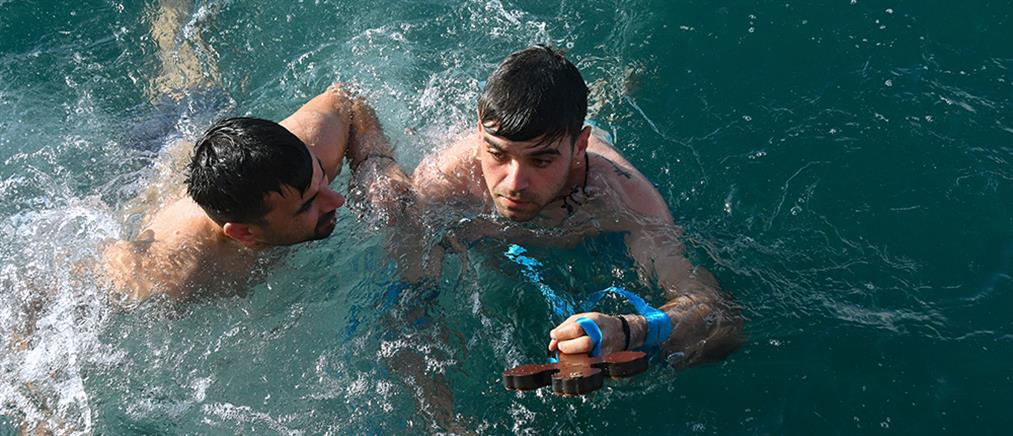 Θεοφάνεια - Πάτρα: Νεαρός έπιασε τον Σταυρό και τον χάρισε σε 9χρονη κολυμβήτρια (εικόνες)