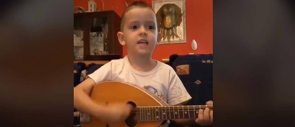 Viral: 5χρονος παίζει μαντολίνο και ξεσηκώνει (βίντεο)