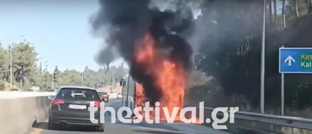 Θεσσαλονίκη: Λεωφορείο του ΟΑΣΘ τυλίχθηκε στις φλόγες (βίντεο)