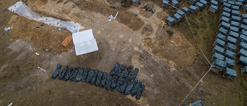 Πόλεμος στην Ουκρανία: Ομαδικός τάφος αμάχων σε χωριό
