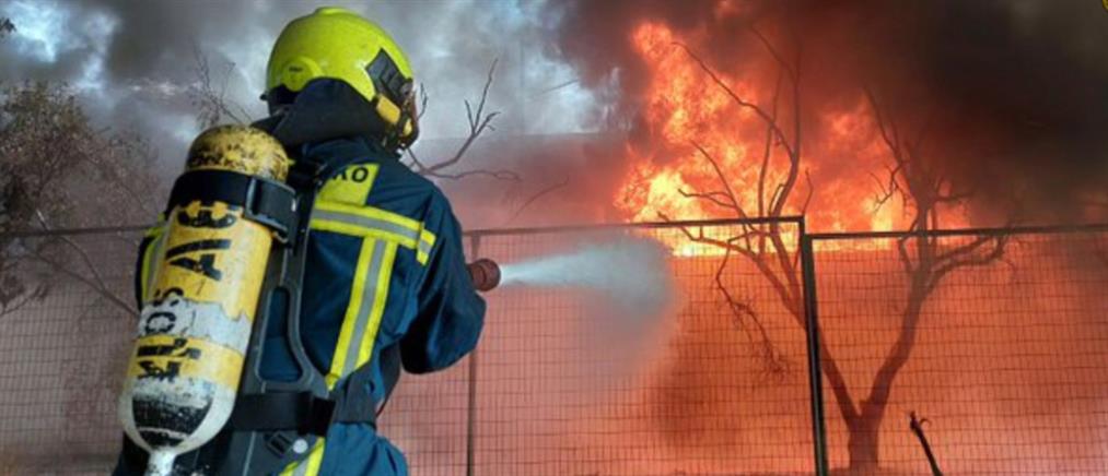 Ζαγόρια - Βωβούσα: Υπό έλεγχο η μεγάλη φωτιά σε εργαστήριο ξυλείας