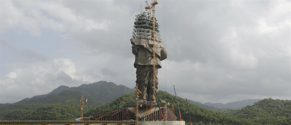 Ολοκληρώνεται η ανέγερση του υψηλότερου αγάλματος στον κόσμο (βίντεο)