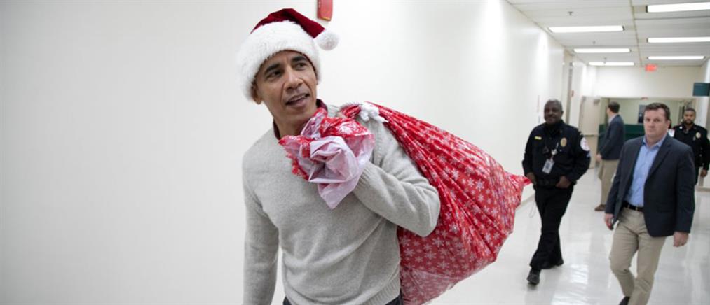 Ο Μπαράκ Ομπάμα ντύθηκε Άγιος Βασίλης και μοίρασε δώρα σε μικρούς ασθενείς (βίντεο)