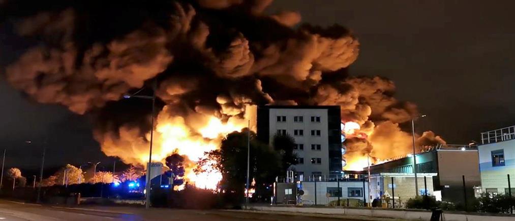 Μεγάλη φωτιά σε χημικό εργοστάσιο στη Γαλλία (εικόνες)