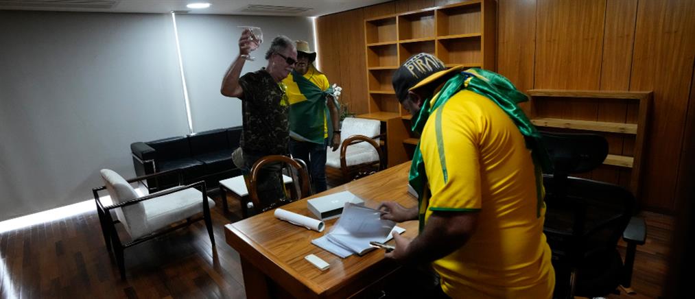 Βραζιλία: Υποστηρικτές του Μπολσονάρου εισέβαλλαν σε κυβερνητικά κτήρια (εικόνες)