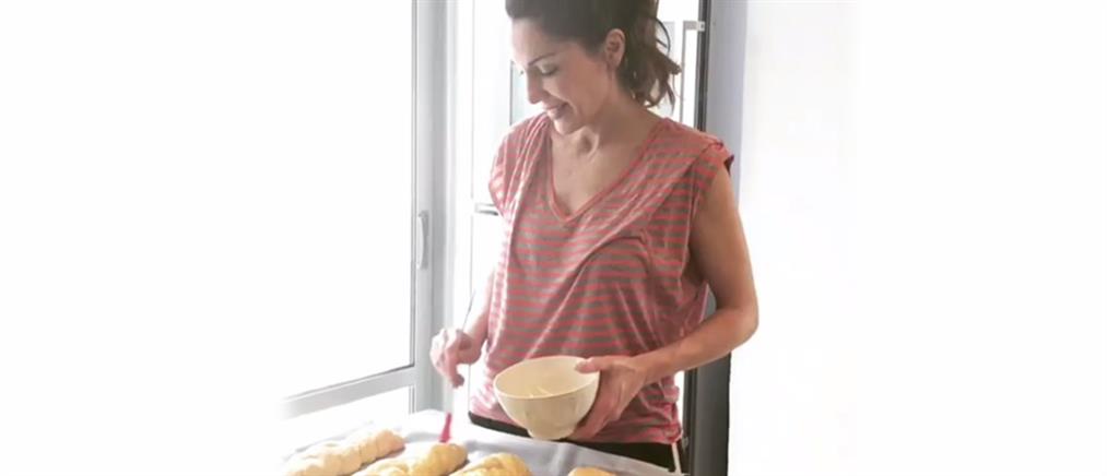 Η συνταγή της Δέσποινας Βανδή για πασχαλινό τσουρέκι (βίντεο)