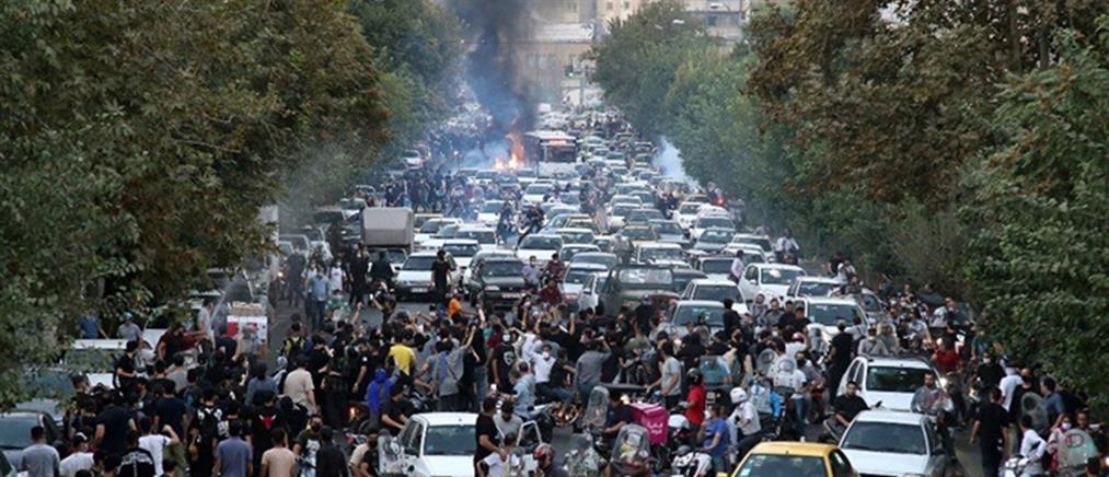 Ιράν: Χάος και νεκροί από τις διαδηλώσεις - Έτοιμος να επέμβει ο Στρατός (εικόνες)