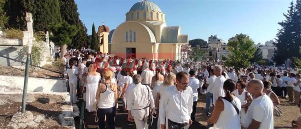 Πάτρα: Θρήνος στην κηδεία της 14χρονης Χριστίνας - Όλοι ντυμένοι στα λευκά για το “τελευταίο αντίο” (εικόνες)