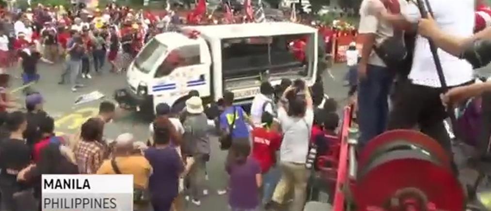 Φορτηγάκι της αστυνομίας παρασύρει διαδηλωτές στις Φιλιππίνες (βίντεο)