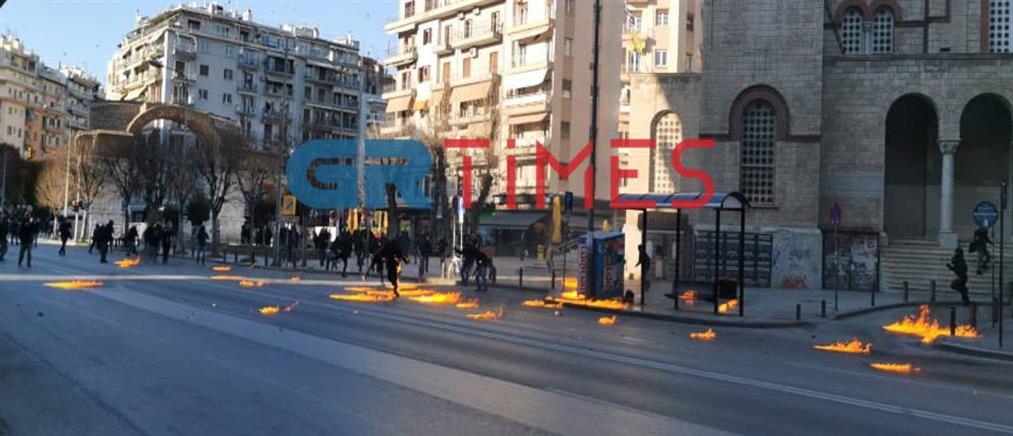 Θεσσαλονίκη: Ένταση και μολότοφ στην πορεία αντιεξουσιαστών (βίντεο)