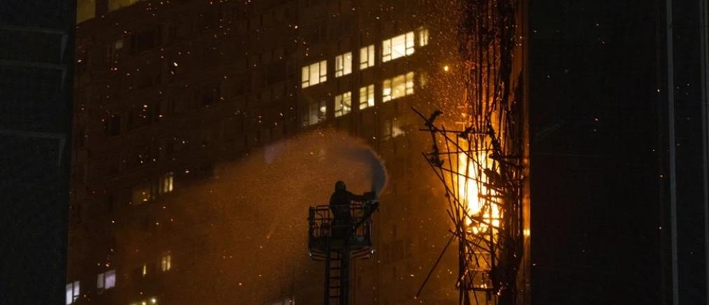 Φωτιά σε ουρανοξύστη στην Κίνα (εικόνες)