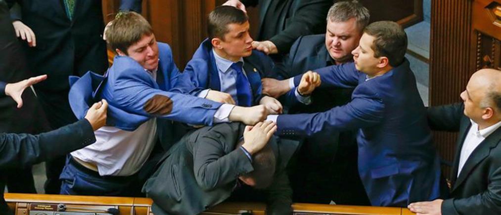 Σε ρινγκ μετατράπηκε το κοινοβούλιο της Ουκρανίας