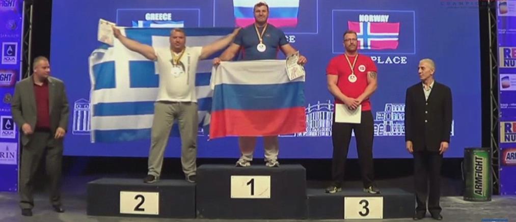 Αργυρό μετάλλιο ο Χαραλαμπόπουλος στο Ευρωπαϊκό Πρωτάθλημα Χειροπάλης (Βίντεο)