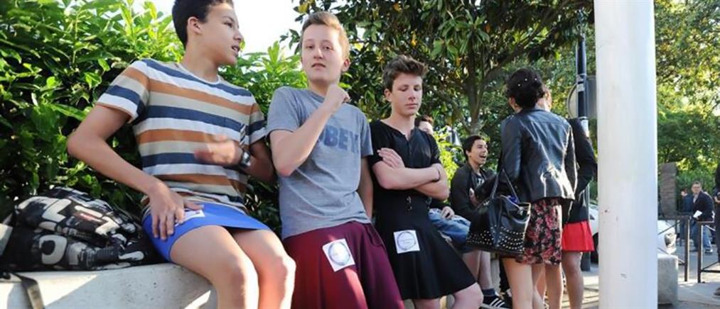 Μαθητές φορώντας φούστες καταγγέλλουν τον σεξισμό