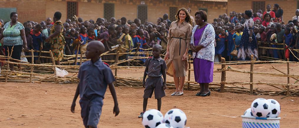 Μπάλες και βιβλία δώρισε η Μελάνια Τραμπ σε σχολείο στο Μαλάουι (βίντεο)