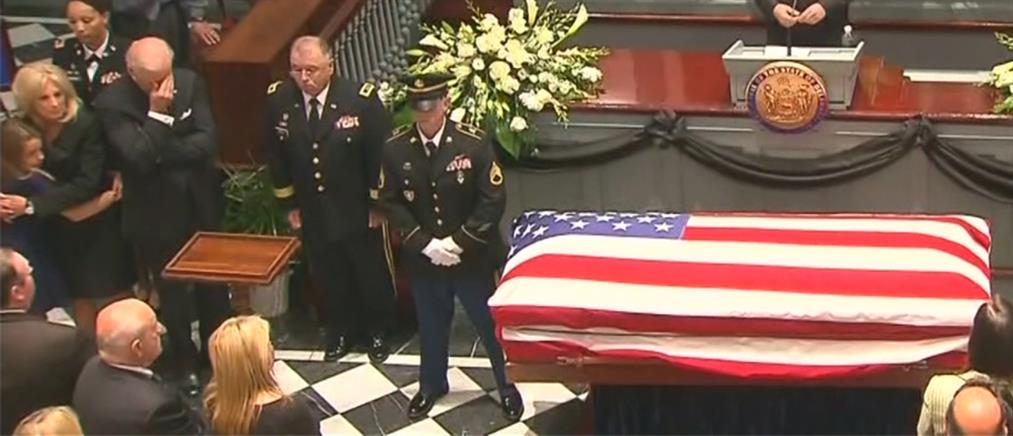 Κατέρρευσε ο Τζο Μπάιντεν στην κηδεία του γιου του
