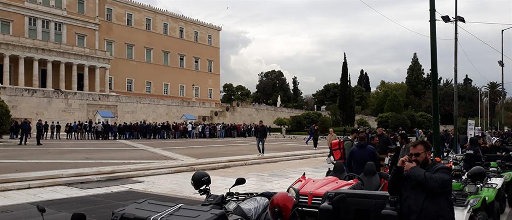 Διαμαρτυρία με γουρούνες στο κέντρο της Αθήνας (φωτό + βίντεο)