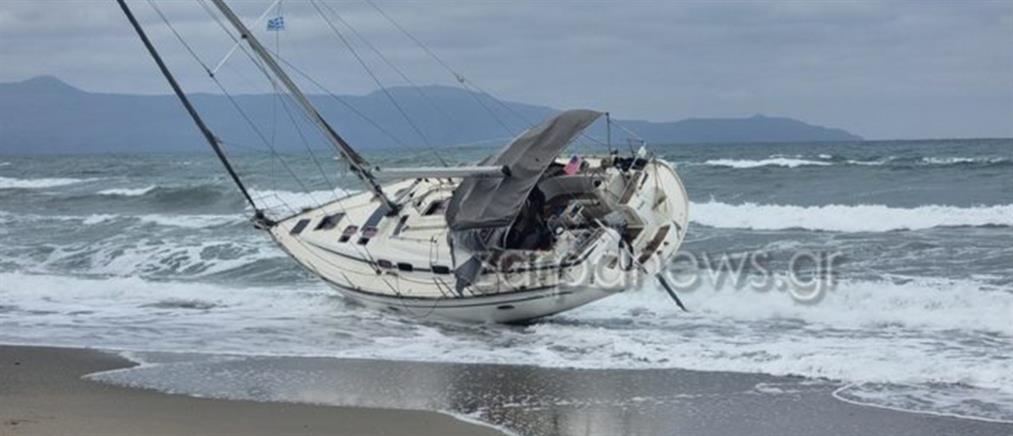Χανιά: Ακυβέρνητο ιστιοφόρο ξεβράστηκε σε παραλία (εικόνες)