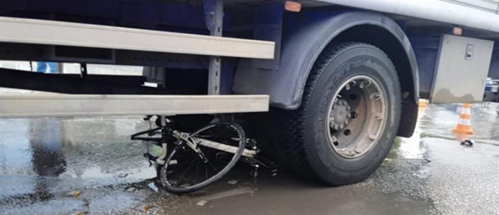 Θεσσαλονίκη: Φορτηγό παρέσυρε ποδηλάτισσα (εικόνες)