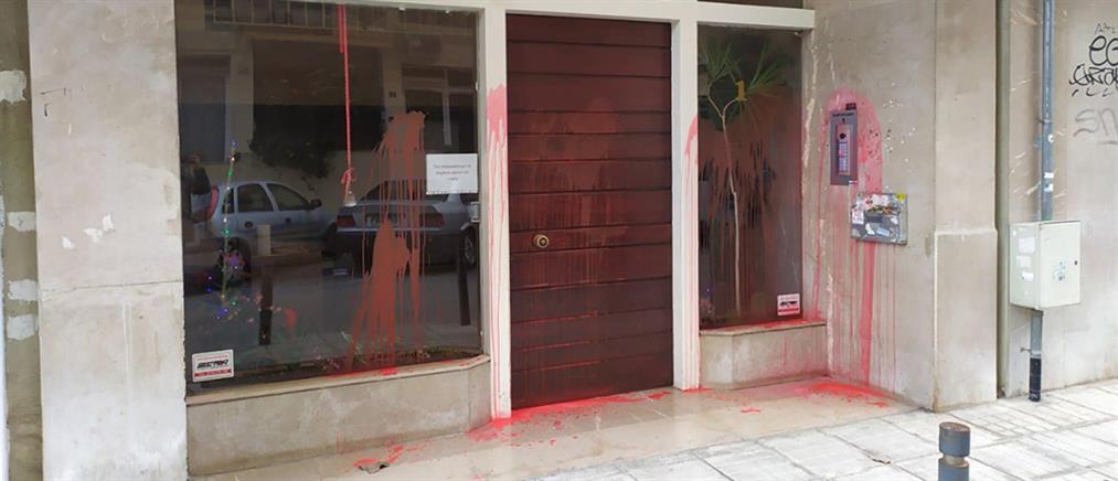 Σιμόπουλος: Πέταξαν μπογιές στο σπίτι του βουλευτή (εικόνες)
