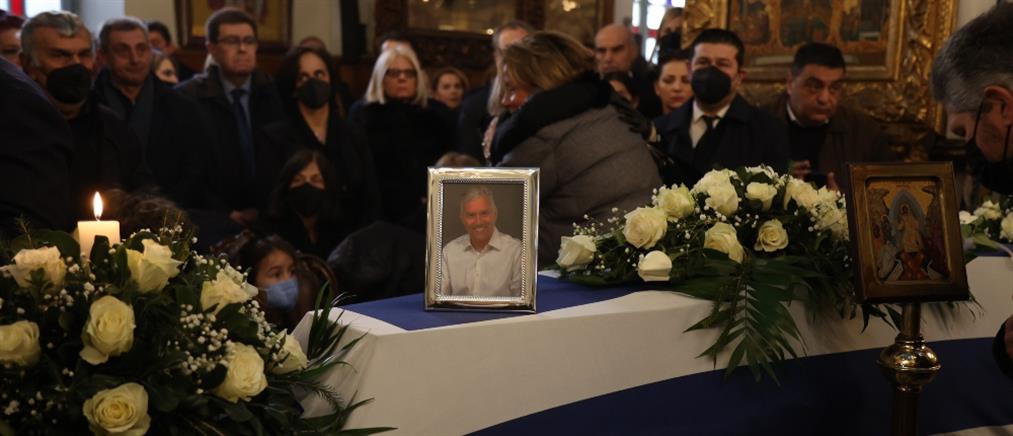 Κηδεία Μανούσου Βολουδάκη: Σε κλίμα συγκίνησης το τελευταίο “αντίο” (εικόνες)