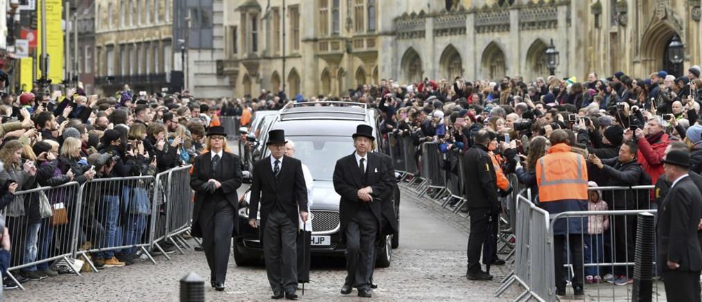 Πλήθος κόσμου στην κηδεία του Στίβεν Χόκινγκ (βίντεο)