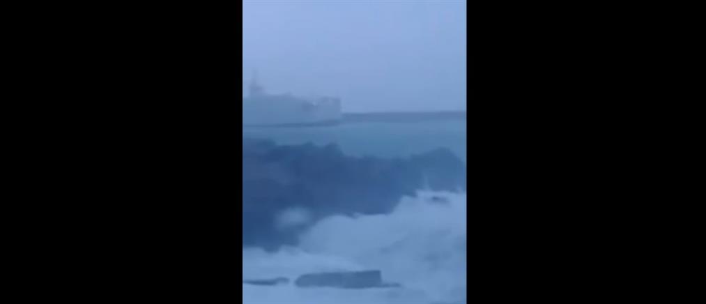 Αγωνιώδης προσπάθεια του “Κρήτη ΙΙ” να δέσει στο λιμάνι του Ηρακλείου (βίντεο)
