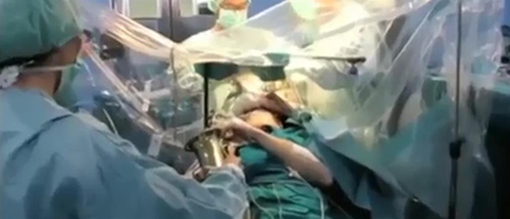Έπαιζε σαξόφωνο ενώ τον χειρουργούσαν στο κεφάλι! (Βίντεο)