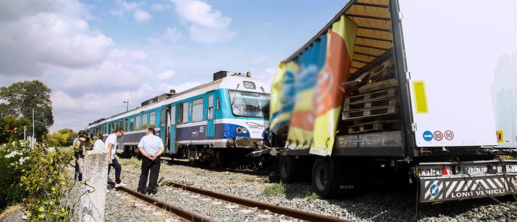 Θεσσαλονίκη: Τρένο συγκρούστηκε με φορτηγό