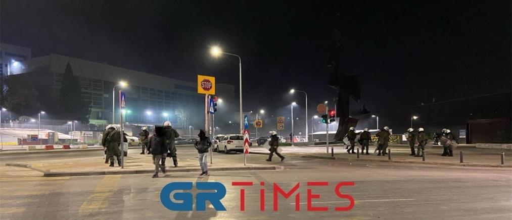 Επεισόδια στην Θεσσαλονίκη: Πέταξαν μολότοφ στα ΜΑΤ (εικόνες)