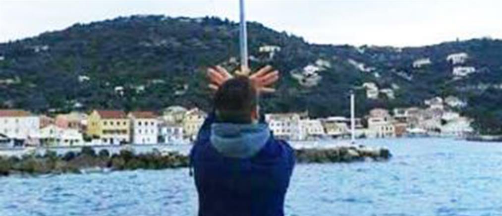 Απελάθηκε 17χρονος που σχημάτισε τον “αετό” κάτω από ελληνική σημαία