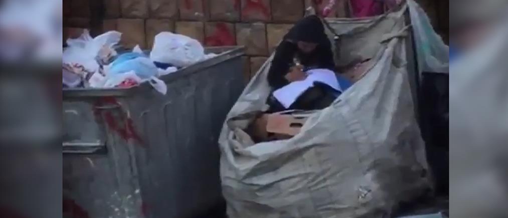Ένα παιδί διαβάζει μέσα… στα σκουπίδια (βίντεο)